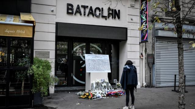 Une femme se recueille devant le Bataclan. [afp - Stéphane de Sakutin]