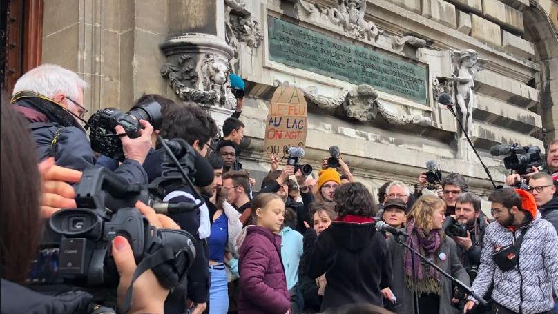 Greta Thunberg au milieu de la foule à la Riponne. [RTS]