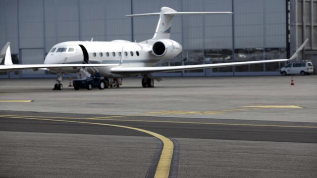 Un avion d'affaires est en attente sur le tarmac de Genève Aéroport (image d'illustration). [Keystone - Salvatore di Nolfi]