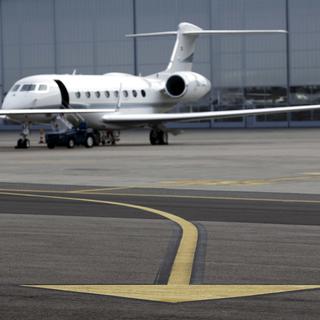 Un avion d'affaires est en attente sur le tarmac de Genève Aéroport (image d'illustration). [Keystone - Salvatore di Nolfi]