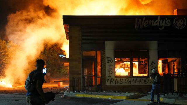 Le restaurant où s'est déroulé le drame a été incendié par les manifestants, en protestation de la mort de Rayshard Brooks. [Reuters - Elijah Nouvelage]