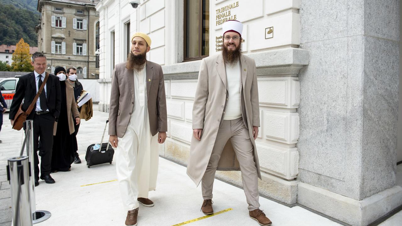 Qaasim Illi (gauche) et Nicolas Blancho, du Conseil central islamique suisse (CCIS), devant le Tribunal pénal fédéral de Bellinzone (TI), le 6 octobre 2020. [Keystone - Francesca Agosta]