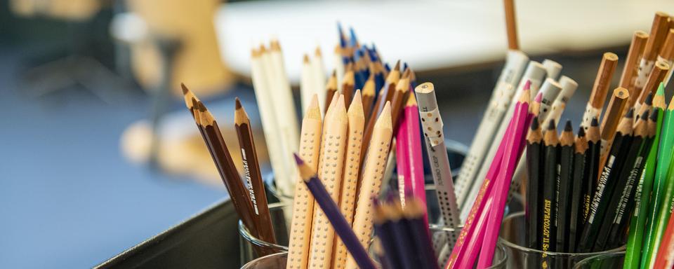 Des pots à crayons dans une école lucernoise. [Keystone - Urs Flueeler]