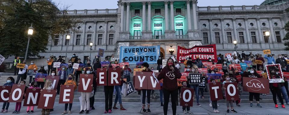 Des manifestants en Pennsylvanie demandent la prise en compte de chaque vote, le 5 novembre 2020. [AFP - Jemal Countess]