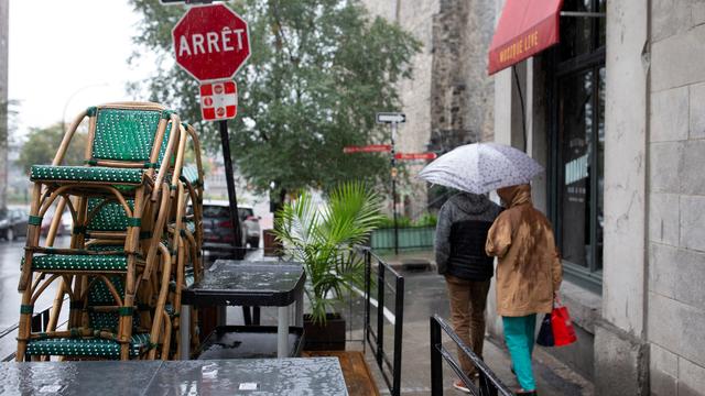 Il n'est à nouveau plus possible de manger ou de boire dans plusieurs restaurants et bars à travers le monde en raison de la recrudescence de la pandémie de Covid-19. [Reuters/File Photo - Christinne Muschi]