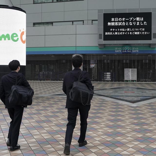 Le Japon a été le premier pays à décider la fermeture de tous les établissements de scolarité obligatoire, fin février. [Keystone/EPA - KIMIMASA MAYAMA]