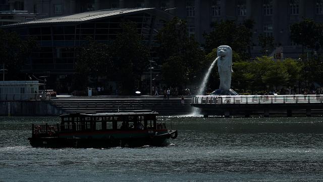Un bateau presque vide passe devant le célèbre monument Merlion Park à Singapour alors que le tourisme de la cité-Etat a fortement diminué avec la pandémie de coronavirus. [Reuters - Edgar Su]