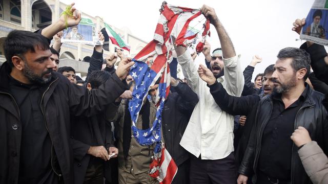 Des Iraniens brûlent un drapeau américain à Téhéran, ce 3 janvier 2020. [EPA - ABEDIN TAHERKENAREH]