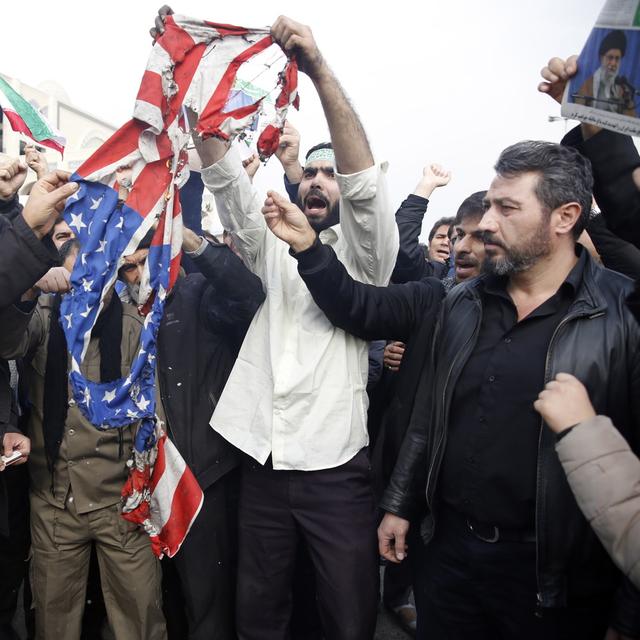 Des Iraniens brûlent un drapeau américain à Téhéran, ce 3 janvier 2020. [EPA - ABEDIN TAHERKENAREH]