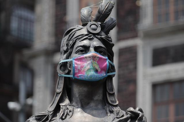 La statue du dernier empereur aztèque porte un masque. Le Zocalo, Mexico, le 31 juillet 2020. [NurPhoto via AFP - Gerardo Vieyra]