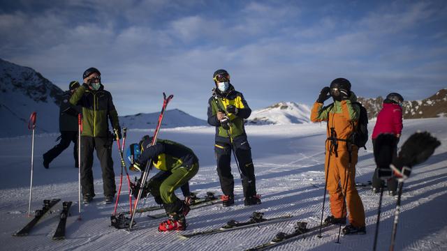 Masque obligatoire sur les pistes de ski en Suisse. [Keystone - Gian Ehrenzeller]