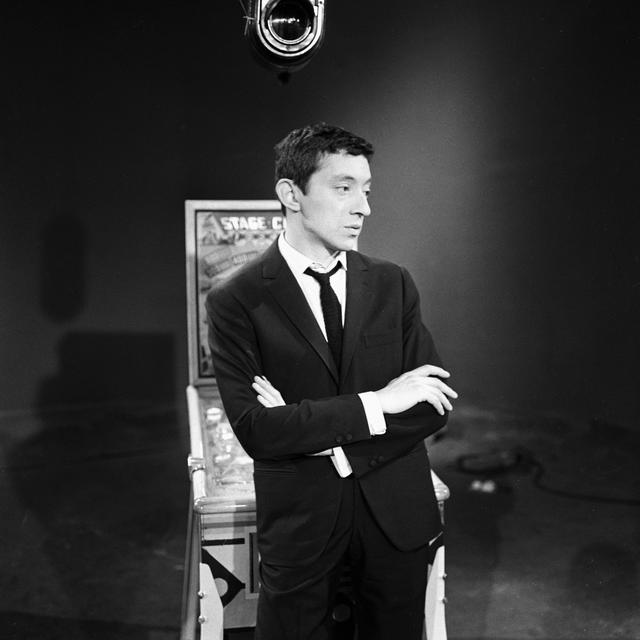 Serge Gainsbourg adossé à un flipper lors de l'enregistrement de "Discorama". [Ina via AFP - Martine Lebon]