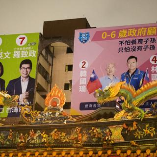 Les affiches électorales pour la présidentielle à Taïwan: à gauche, la président sortante Tsai Ing-wen (numéro 3), et à droite son principal adversaire Han Kuo-yu (numéro 2). [AFP - Jimmy Beunardeau/Hans Lucas]