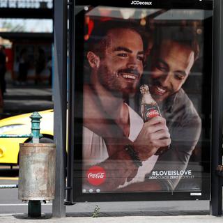 Une publicité Coca-Cola promouvant les droits des LGBT à Budapest en août 2019. [Reuters - Bernadett Szabo]