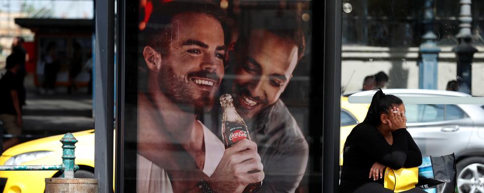 Une publicité Coca-Cola promouvant les droits des LGBT à Budapest en août 2019. [Reuters - Bernadett Szabo]