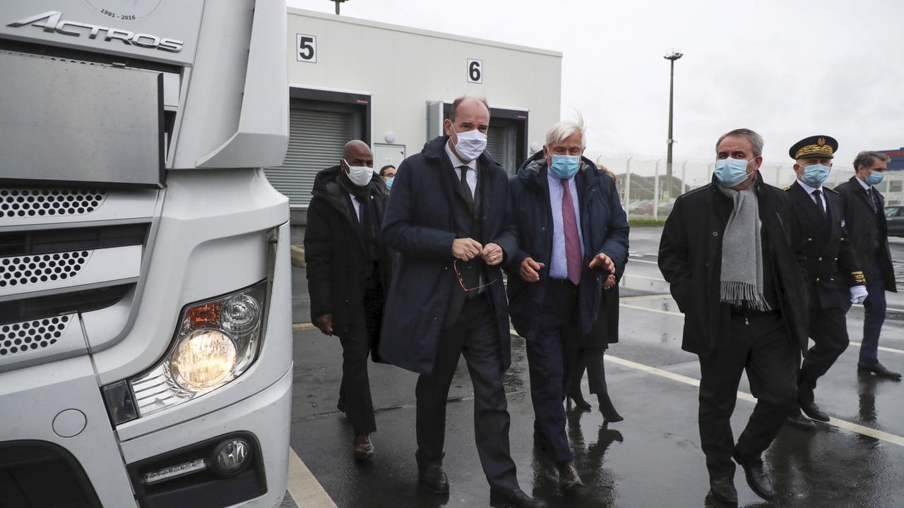 Le Premier ministre Jean Castex (à gauche), en visite à Calais, le 3 décembre 2020. [AFP - Christophe Petit Tesson]