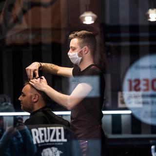 Un coiffeur au Tessin, le 14 mars. [Keystone - Ti-Press/Alessandro Crinari]