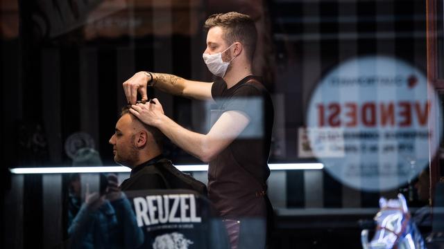 Un coiffeur au Tessin, le 14 mars. [Keystone - Ti-Press/Alessandro Crinari]