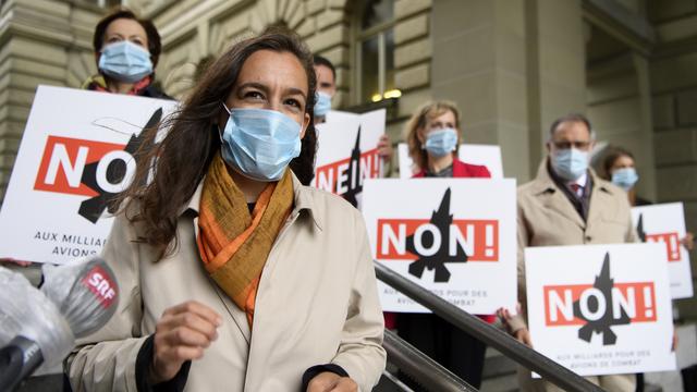 La conseillère nationale Marionna Schlatter et d'autres opposants à Berne le 17.06.2020. [Keystone - Anthony Anex]