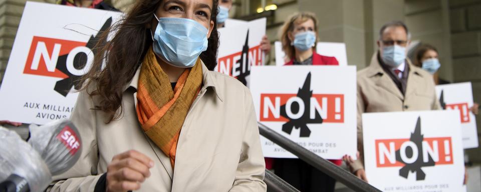 La conseillère nationale Marionna Schlatter et d'autres opposants à Berne le 17.06.2020. [Keystone - Anthony Anex]