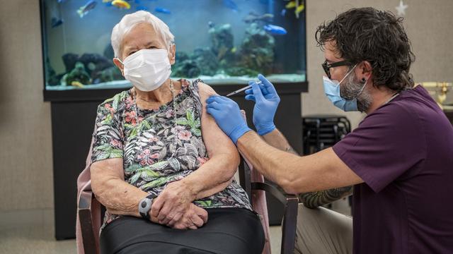 Mercredi 23 décembre: à Lucerne, une nonagénaire est la première personne vaccinée contre le Covid-19 en Suisse. [Keystone - Urs Flueeler]