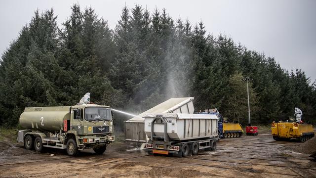 Des camions ont été utilisés pour éliminer des milliers de visons avec l'aide de l'armée au Danemark, ici le 10 novembre 2020. [Keystone - Morten Stricker/Dagbladet Holstebro Struer/Jysk Fynske Medier/Ritzau Scanpix]