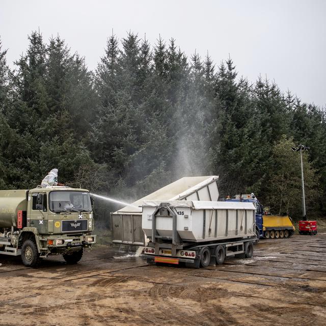 Des camions ont été utilisés pour éliminer des milliers de visons avec l'aide de l'armée au Danemark, ici le 10 novembre 2020. [Keystone - Morten Stricker/Dagbladet Holstebro Struer/Jysk Fynske Medier/Ritzau Scanpix]
