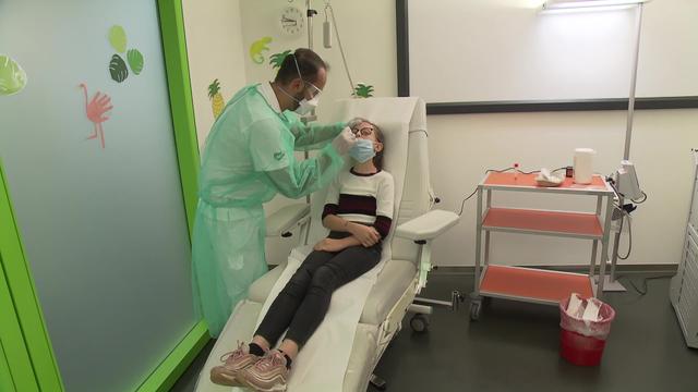 Le frottis nasal, une procédure invasive, redoutée par les enfants. [RTS]