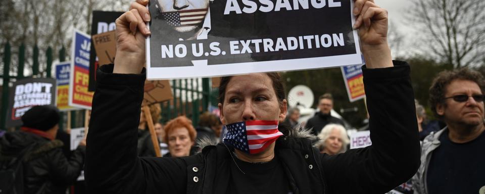 Manifestation en soutien à Julian Assange devant la Woolwich Crown Court à Londres où aura lieu son procès. [Keystone - Neil Hall / EPA]