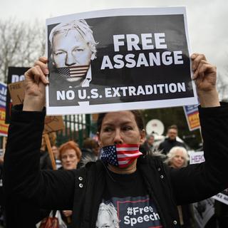 Manifestation en soutien à Julian Assange devant la Woolwich Crown Court à Londres où aura lieu son procès. [Keystone - Neil Hall / EPA]