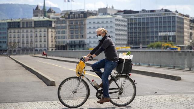 Pro Vélo Genève demande un plan d'action en faveur des cyclistes pour éviter le retour en masse du trafic automobile avec le déconfinement [Keystone - Salvatore Di Nolfi]