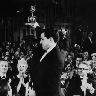 Jean-Louis Roy recevant la Rose d'Or de Montreux pour Happy end en 1964. [RTS]