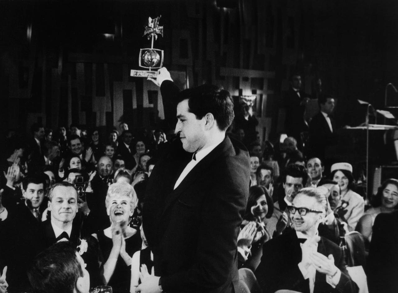 Jean-Louis Roy recevant la Rose d'Or de Montreux pour Happy end en 1964. [RTS]