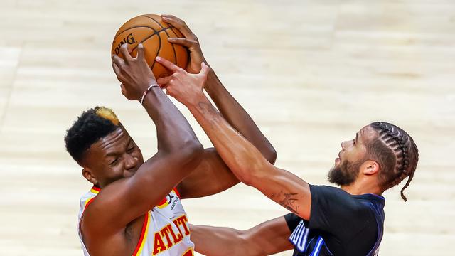 Capela au duel avec le joueur d'Orlando Michael Carter-Williams. [EPA/Erik S. Lesser]