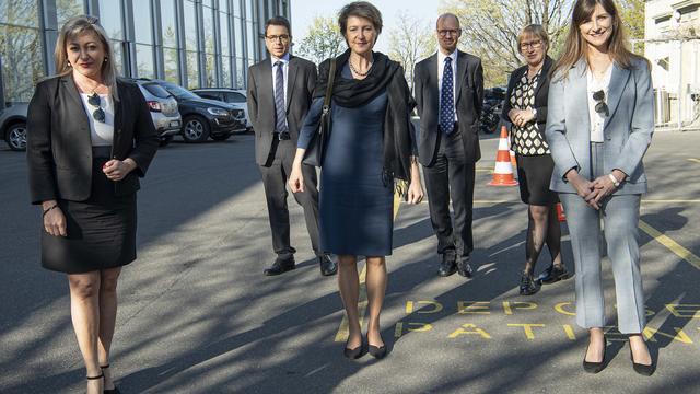 La présidente de la Confédération Simonetta Sommaruga (au centre) a rendu visite au CHUV et rencontré le Conseil d'Etat vaudois. [KEYSTONE/Pool ARC - Jean-Bernard Sieber]