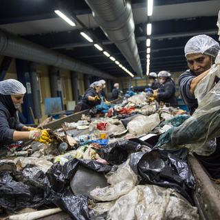 Des ouvrières travaillent dans un centre de recyclage, le 14 novembre 2018 à Istanbul. [AFP - Bulent Kilic]
