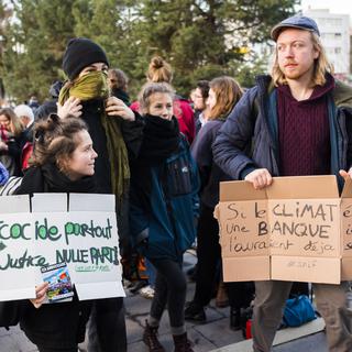 Des personnes venues soutenir les douze activistes du climat lors de l'ouverture du procès. [Keystone - Jean-Christophe Bott]