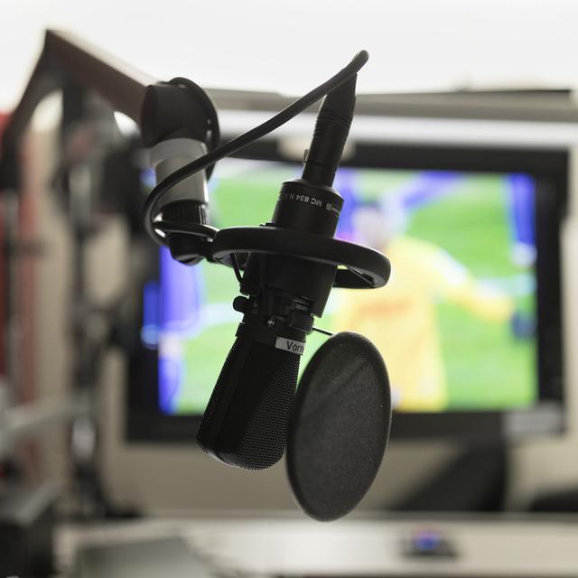 Un micro dans un studio de la radio télévision alémanique SRF en 2017. [KEYSTONE - Gaetan Bally]