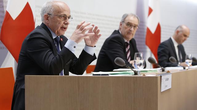 Ueli Maurer, Guy Parmelin et Alain Berset devant la presse vendredi. [Keystone - Peter Klaunzer]