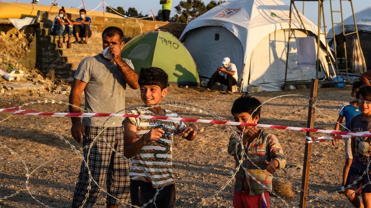 Les manifestants rassemblés à Berne dénonçaient les conditions "inhumaines" dans lesquelles les réfugiés doivent vivre dans des camps comme celui de Moria sur l'île grecque de Lesbos. [keystone - vangelis papantonis]