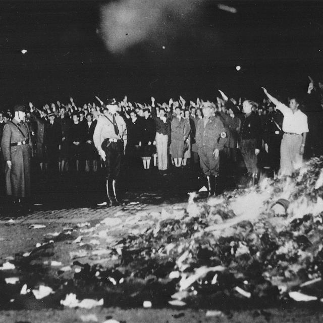 Rassemblés par des étudiants, des livres et écrits non allemands sont brûlés en public sur l'Opernplatz de Berlin, le 11 mai 1933. [Bundesarchiv - Georg Pahl]