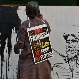 "Pas de paysans, pas de nourriture, pas de futur" dit une pancarte d'un manifestants contre des réformes agraires en Inde, le 5 décembre 2020. [AFP - Sukhomoy Sen]