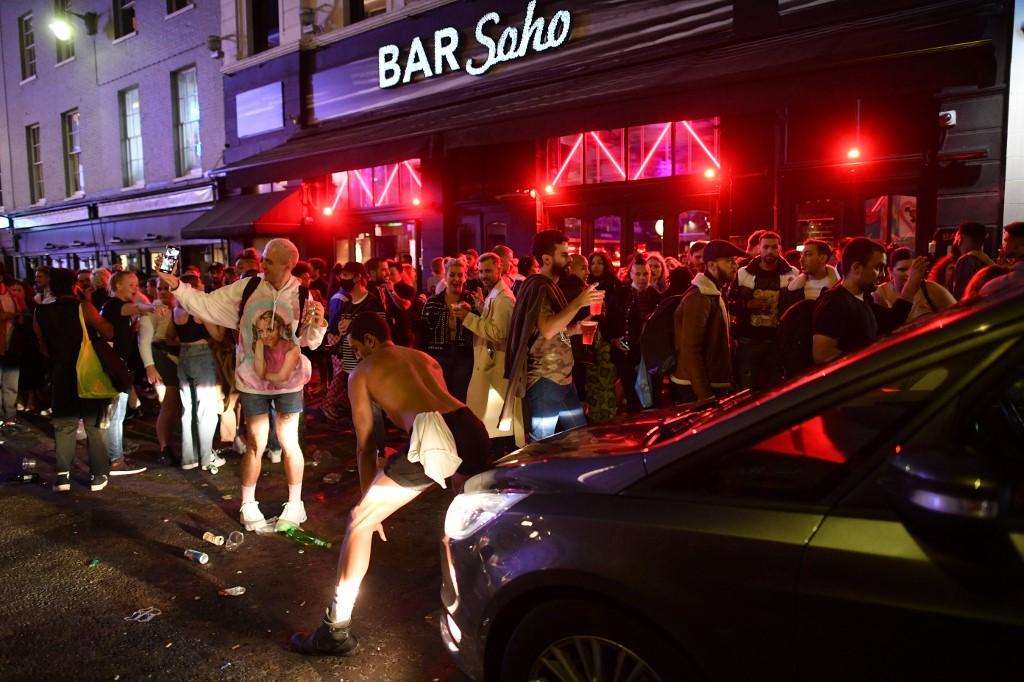 Les rue de Soho étaient remplies de buveurs qui fêtaient la réouvertures des pubs... Londres, le 4 juillet 2020. [AFP - Justin Tallis]