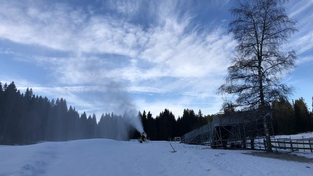 Les canons à neige tournent à plein régime pour préparer les épreuves de ski de fond des Jeux Olympiques de la Jeunesse à la Vallée de Joux. [RTS - Yoan Rithner]