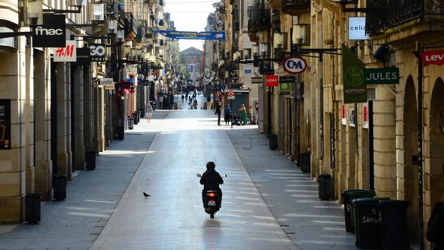 Partout en France, comme ici à Bordeaux samedi, les rues se sont vidées, mais les consignes sont restées floues. [AFP - Mehdi Fedouach]