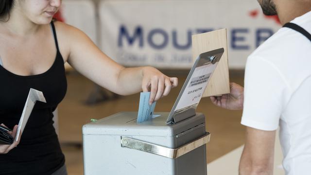 Des mesures particulières seront prises pour le vote d'appartenance de Moutier. [Keystone - Jean-Christophe Bott]