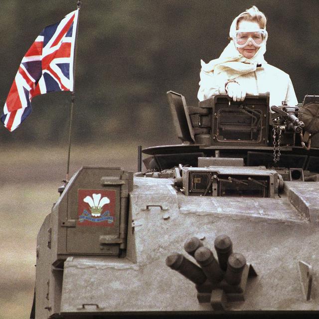 La Première ministre britannique Margaret Thatcher dans un char d'assaut lors d'une visite aux forces britanniques à Fallingbostel, à quelque 120 km au sud de Hambourg (Allemagne), le 17 septembre 1986. Son surnom de "Dame de fer" - que le journal L'Étoile rouge, organe de presse de l'armée soviétique, lui décerne en 1976 dans le but de stigmatiser son anticommunisme - symbolise notamment sa fermeté face aux grévistes de la faim de l'IRA provisoire en 1981. Cette grève s'acheva par la mort de dix prisonniers, parmi lesquels Bobby Sands, élu député durant sa grève et dont les funérailles à Belfast attirèrent 100'000 personnes. [Keystone - JOCKEL FINK]