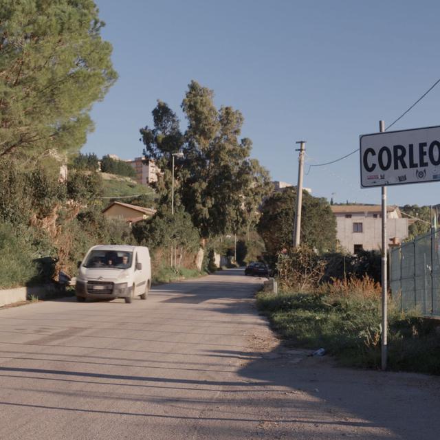 Entrée du village de Corleone, en Sicile (Italie). Il s'agit du lieu de naissance de Salvatore Riina, un des membres les plus influents de la mafia sicilienne, décédé en 2017. (photo tirée du film)