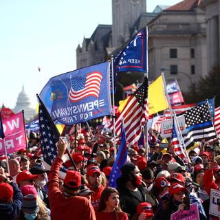Des militants pro-Trump se sont rassemblés dans la capitale américaine pour dénoncer "une fraude électorale". Aucune preuve tangible concernant cette théorie n'a été apportée. [Reuters - Hannah McKay]