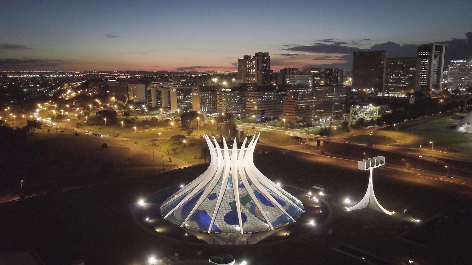 Brasilia et sa cathédrale emblématique à la tombée de la nuit. [AFP - Sergio Lima]
